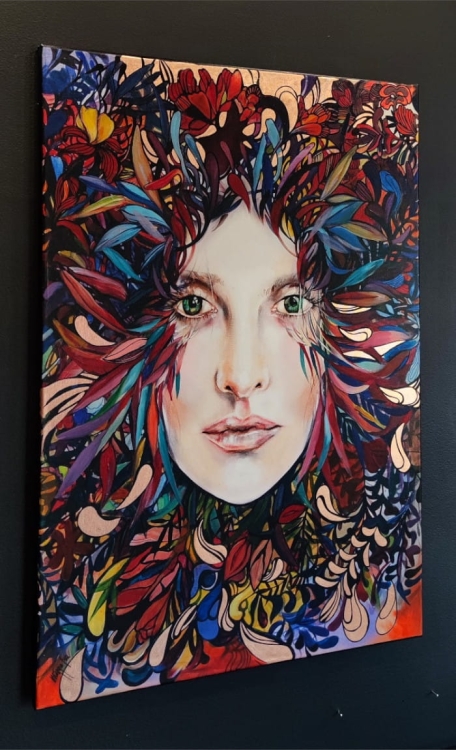 Medusa Orzo Copper, 70x100 cm, technika mieszana, Maggie Piu, black wall, left side.jpg