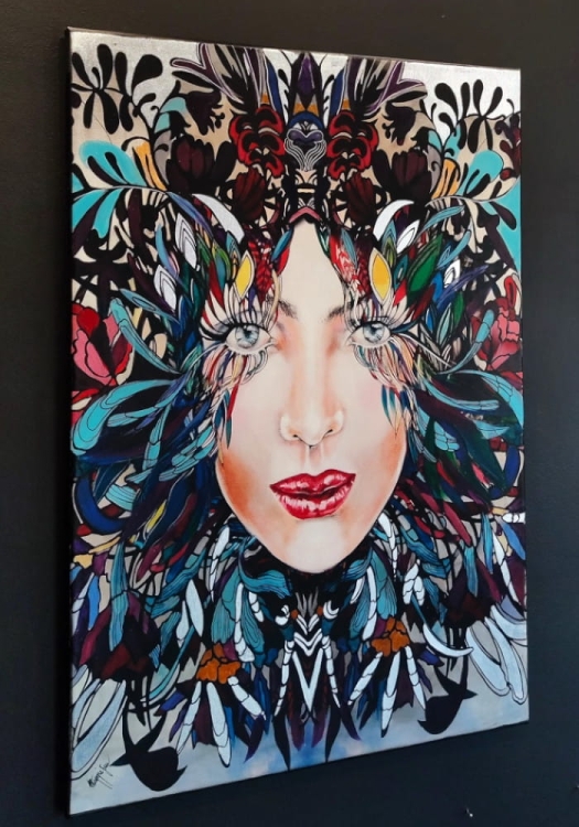 Medusa Nova Orzo, 70x100 cm, technika mieszana, Maggie Piu, black wall, left side.jpg