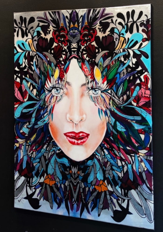 Medusa Nova Orzo, 70x100 cm, technika mieszana, Maggie Piu, black wall, right side.jpg