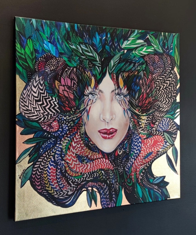 Medusa Złota, 80x80 cm, technika mieszana, Maggie Piu, black wall, left side.jpg