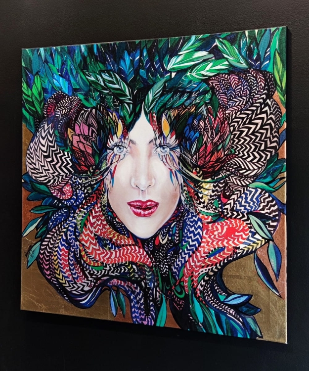 Medusa Złota, 80x80 cm, technika mieszana, Maggie Piu, black wall, right side.jpg