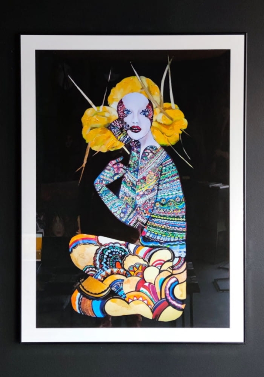 Orawska Geiko, plakat 70x100 cm, białe pass-partout i czarna alu rama 80x110 cm połysk, black wall.jpg