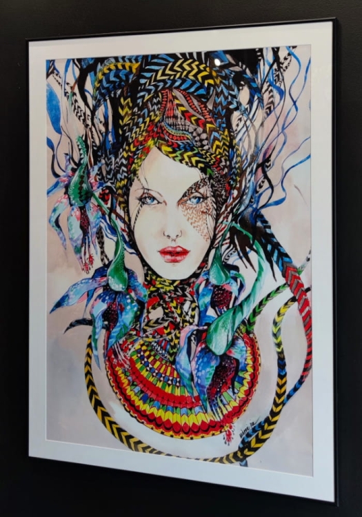 Kundry 2, plakat 70x100 cm, białe pass-partout i czarna alu rama 80x110 cm połysk, black wall, right side.jpg