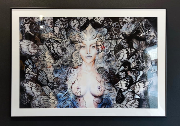 Carmen Freewolna Butterfly silver, 100x70 cm, plakat zdobiony przez Maggie Piu, białe passe-partout, czarna rama 80x110 cm połysk, black wall.jpg