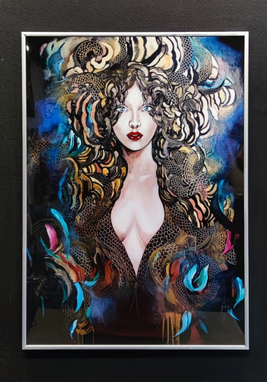 Goldiva Tokage, plakat 50x80 cm, silver frame, black wall.jpg