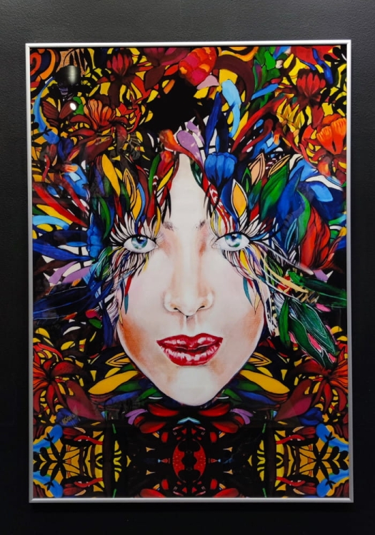 Gold 3 Medusa 70x100 cm, rama alu silver 70x100 cm, black wall.jpg