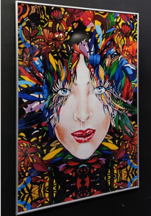 Gold 3 Medusa 70x100 cm, rama alu silver 70x100 cm, black wall, left side.jpg