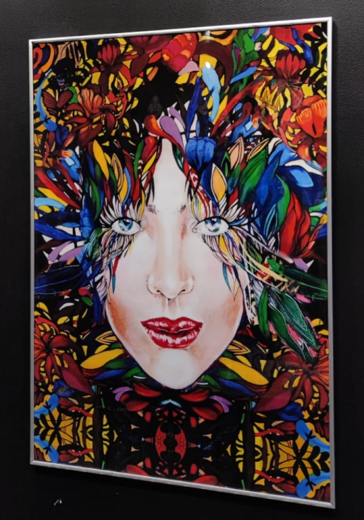 Gold 3 Medusa 70x100 cm, rama alu silver 70x100 cm, black wall, right side.jpg