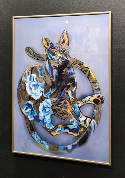 Blue Cat Lighted, plakat zdobiony 50x70 cm, v3, gold frame, black wall, right side.jpg