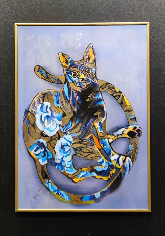 Blue Cat Lighted, plakat zdobiony 50x70 cm, v3, gold frame, black wall.jpg