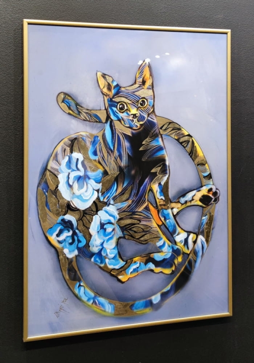 Blue Cat Lighted, plakat zdobiony 50x70 cm, v3, gold frame, black wall, left side.jpg