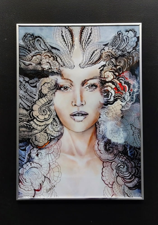 Carmen face-to-face 50x70 cm, rama alu silver 50x70 cm, szkło połysk, black wall.jpg