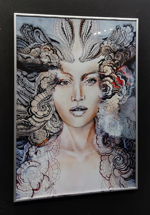 Carmen face-to-face 50x70 cm, rama alu silver 50x70 cm, szkło połysk, black wall, left side.jpg