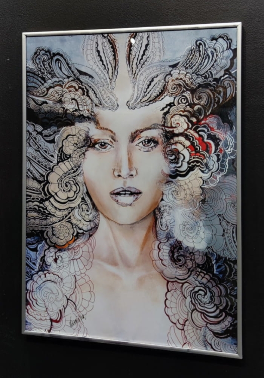 Carmen face-to-face 50x70 cm, rama alu silver 50x70 cm, szkło połysk, black wall, right side.jpg