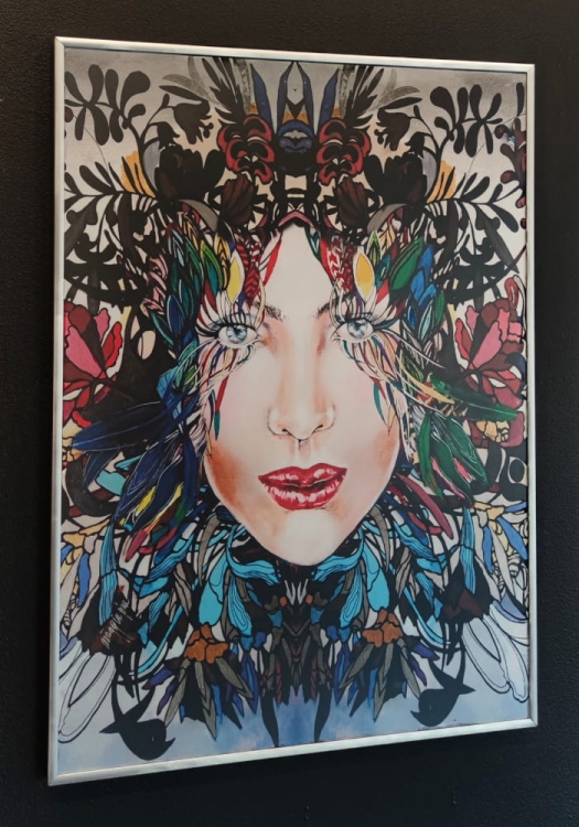Kolor 5 Medusa 50x70 cm, rama alu silver, antyrefleks, black wall, left side.jpg