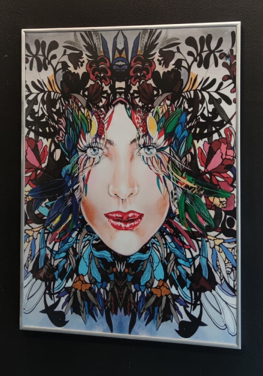 Kolor 5 Medusa 50x70 cm, rama alu silver, antyrefleks, black wall, right side.jpg