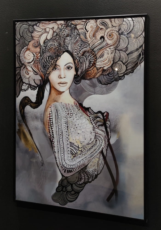 Madame Buterfly B. plakat zdobiony 50x70, black alu frame, połysk, black wall, right side.jpg