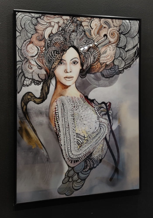 Madame Buterfly B. plakat zdobiony 50x70, black alu frame, połysk, black wall, left side.jpg