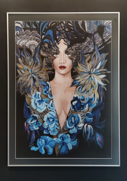 Goldiva Szafiro, plakat zdobiony 70x100 cm, czarne p-p, rama srebrna 80x110 cm, antyrefleks, black wall.jpg