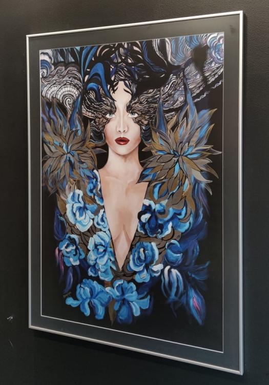 Goldiva Szafiro, plakat zdobiony 70x100 cm, czarne p-p, rama srebrna 80x110 cm, antyrefleks, black wall, right side.jpg