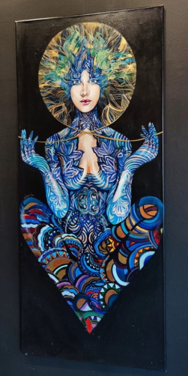 Lachesis, obraz z cyklu Mojry, 60x140 cm, akryl na płótnie, Maggie Piu, black wall, right side.jpg
