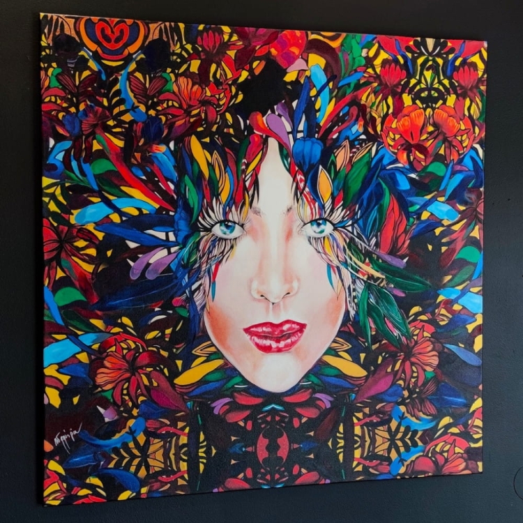 Medusa Gold 3, 100x100 cm, technika mieszana, Maggie Piu, black wall, left side.jpg