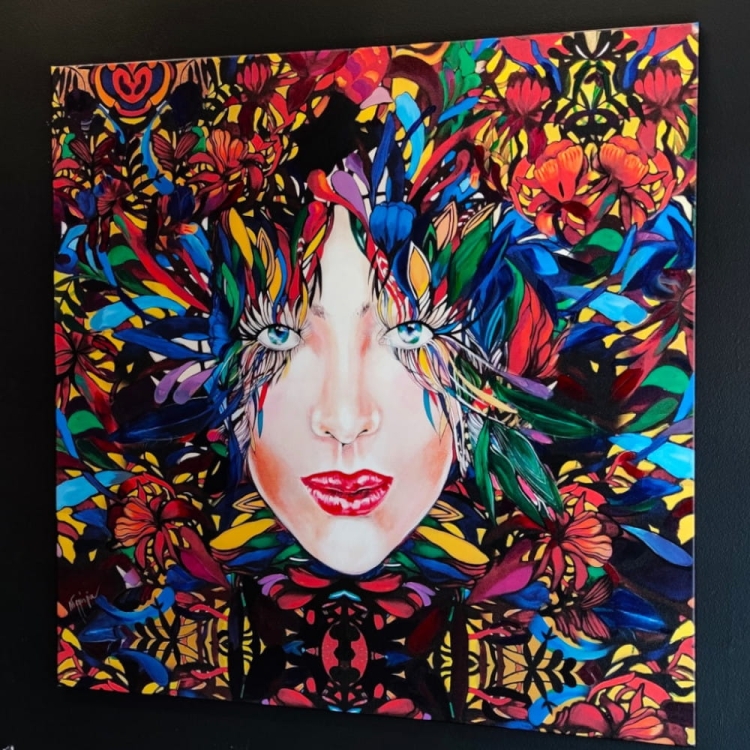 Medusa Gold 3, 100x100 cm, technika mieszana, Maggie Piu, black wall, right side.jpg