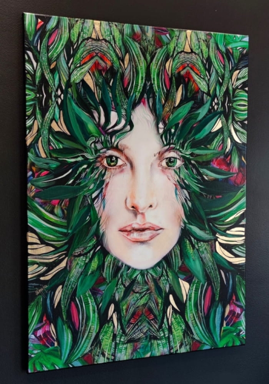 Medusa Freewolna Zielona II, 70x100 cm, technika mieszana, black wall, left.jpg