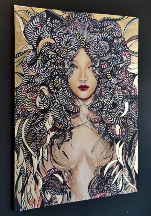 Lady Mida, 70x100 cm, technika mieszana, Maggie Piu, black wall, left.jpg