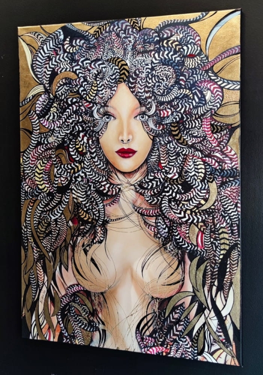 Lady Mida, 70x100 cm, technika mieszana, Maggie Piu, black wall, right.jpg