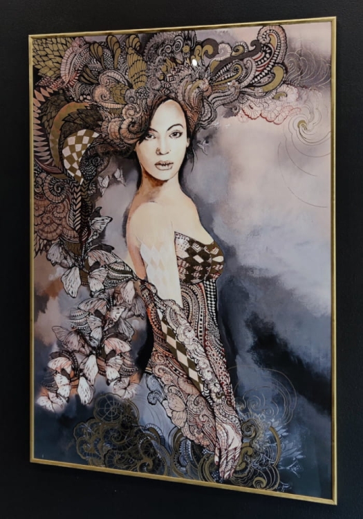 Madame Butterfly Grey ZDOBIONA GOLD 70x100 cm, rama alu gold, black wall, right side.jpg