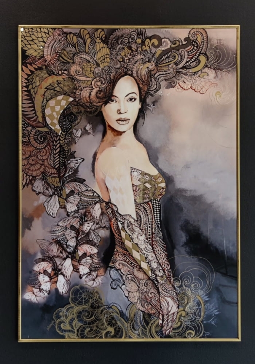 Madame Butterfly Grey ZDOBIONA GOLD 70x100 cm, rama alu gold, black wall, v3.jpg