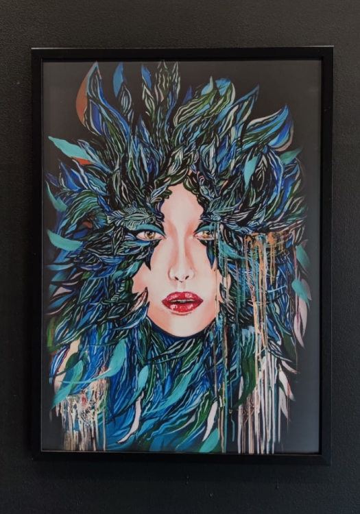 Medusa Nadzieja, 50x70 cm, rama basic 52x72 cm, black wall.jpg
