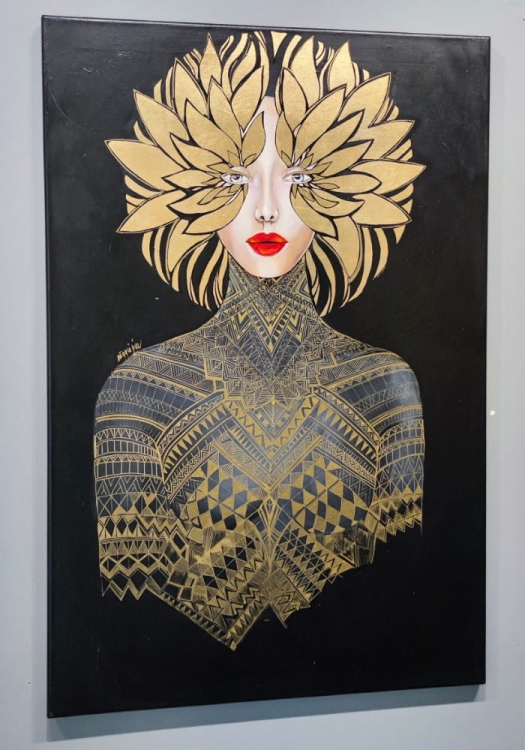 Lady Kin, 60x90 cm, akryl na płótnie, on the grey wall, left perspective.jpg