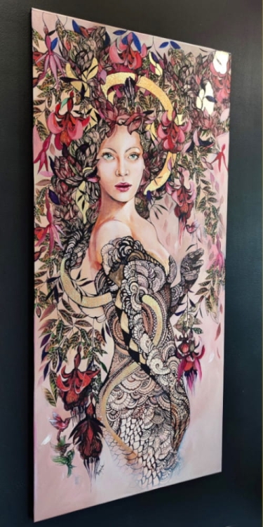 Siostra_Tygrysicy_70x150_cm_technika_mieszana_Maggie_Piu_black_wall_left_perspective.jpg