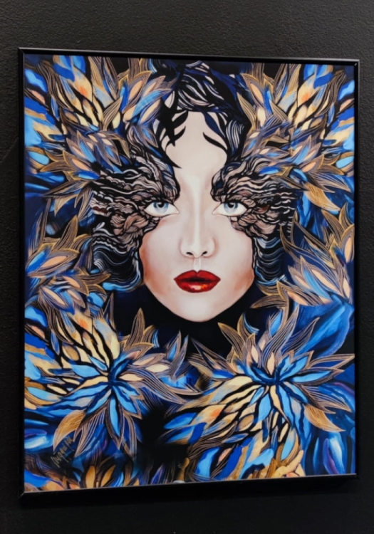 Goldiva_Szafiro_ III_40x50_cm_black_alu_frame_40x50 cm_antyreflex_black wall, left_perspective.jpg