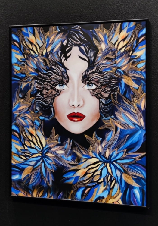 Goldiva_Szafiro_ III_40x50_cm_black_alu_frame_40x50 cm_antyreflex_black wall, right_perspective.jpg