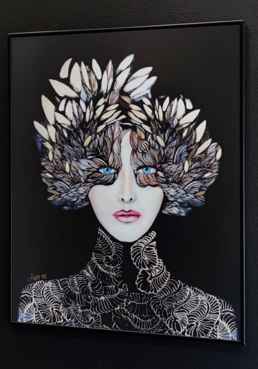 Lady_Gorudo_ 40x50_rama_alu_black_40x50_ cm_black_wall_right_perspective.jpg