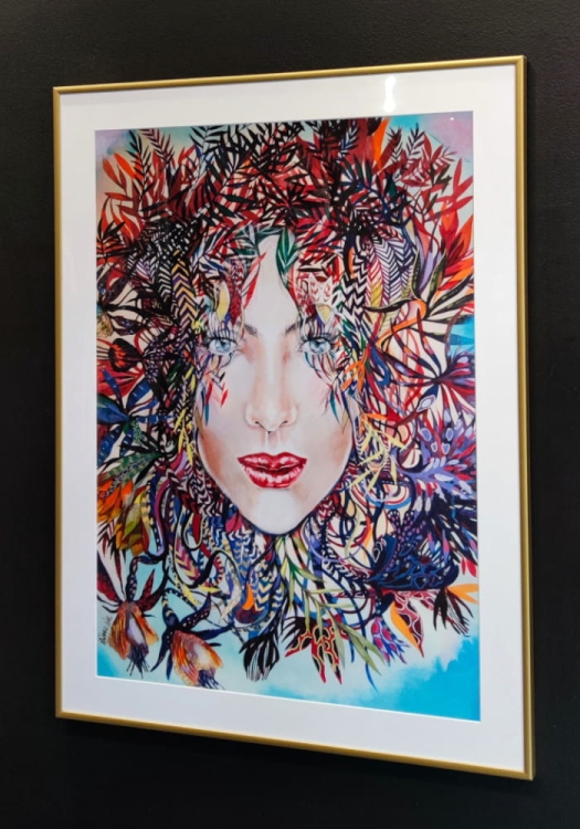 Medusa-2_plakat_50x70_cm_białe_passe-partout_rama_alu_gold_60x80_cm_black_wall_right_perspective.jpg