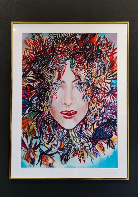 Medusa-2_plakat_50x70_cm_białe_passe-partout_rama_alu_gold_60x80_cm_black_wall.jpg