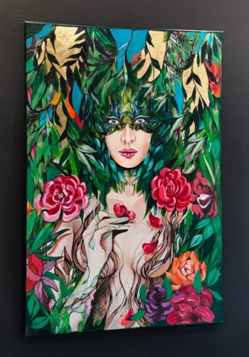 Chloris, 60x90 cm, technika mieszana, Maggie Piu, black wall, left side.jpg