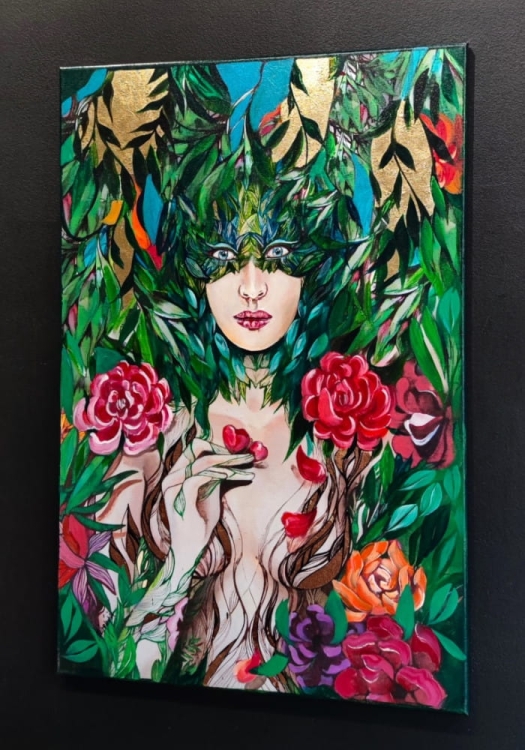 Chloris, 60x90 cm, technika mieszana, Maggie Piu, black wall, right side.jpg