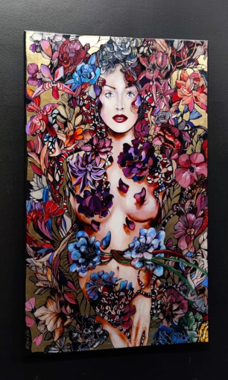 Snejki Gucia Gold, 60x100 cm, technika mieszana, black wall, left perspective.jpg