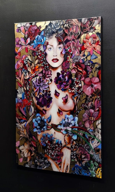 Snejki Gucia Gold, 60x100 cm, technika mieszana, black wall, right perspective.jpg