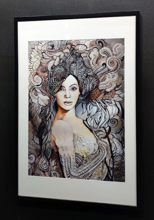 Madame Butterfly Decor, 50x70 cm, rama basic 62x92 cm, right perspective, black wall.jpg
