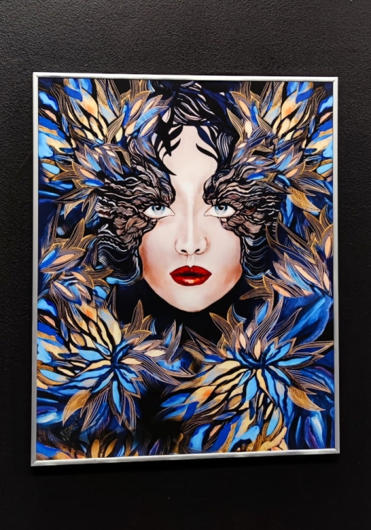 Goldiva Szafiro III, 40x50 cm, w ramie alu silver 40x50 cm, anturefleks, left perspective, black wall.jpg