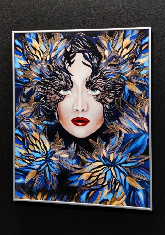 Goldiva Szafiro III, 40x50 cm, w ramie alu silver 40x50 cm, anturefleks, right perspective, black wall.jpg