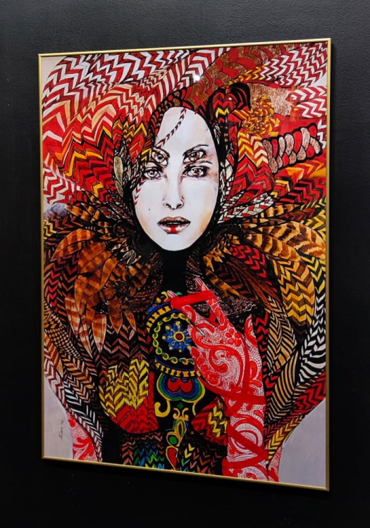 Electra 70x100 cm, plakat w ramie złotej, black wall, right perspective.jpg