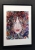 Kolor 2 Medusa 40x50 cm, rama basic 50x70 cm, black wall, left perspective.jpg