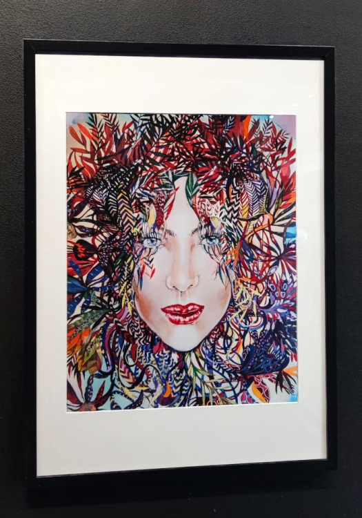 Kolor 2 Medusa 40x50 cm, rama basic 50x70 cm, black wall, left perspective.jpg
